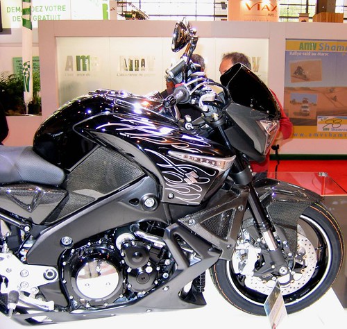 Mechaniker bei der Wartung eines Motorrads auf der Hebebühne