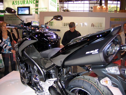 Reihe gebrauchter Motorräder im Verkaufsraum